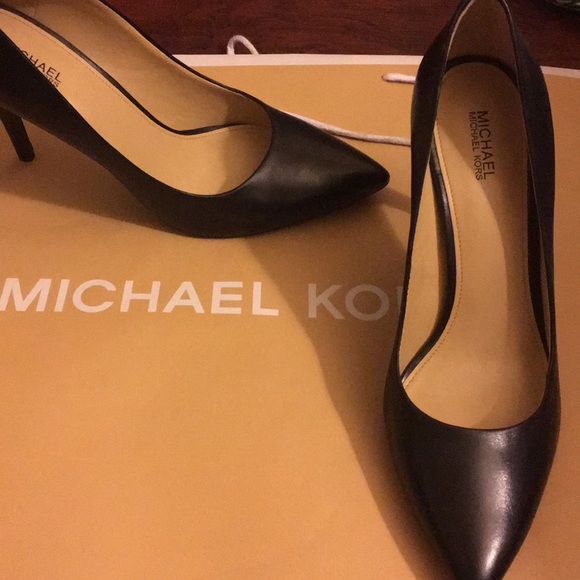 Michael kors black heels size 8.5M - Picture 3 of 5